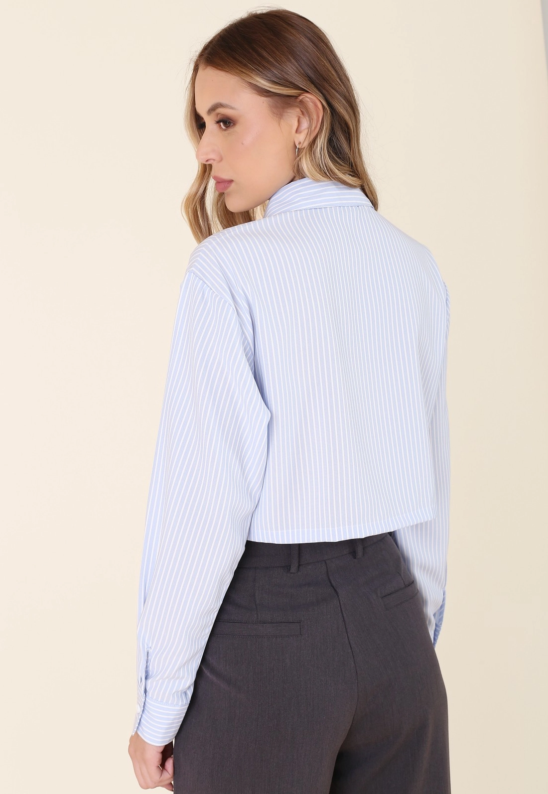 Camisa Cropped Em Crepe Listrado Manga Longa