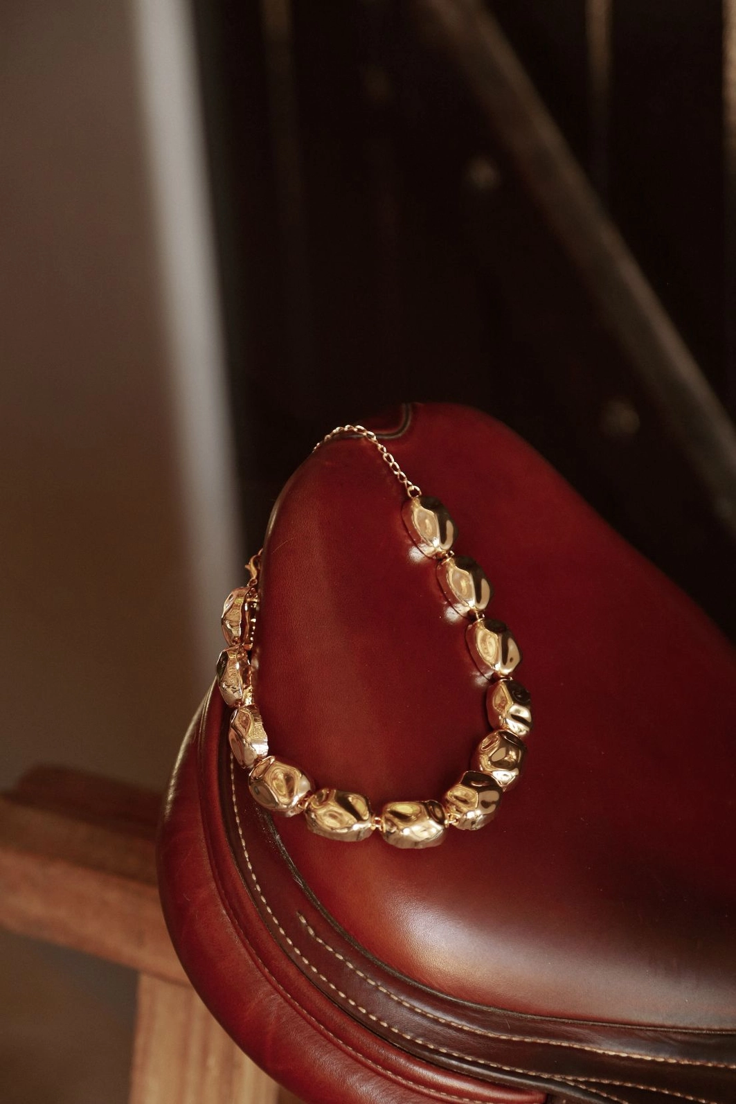 Colar De Metal Com Placa Oval Orgânica (COR ALEATÓRIA)