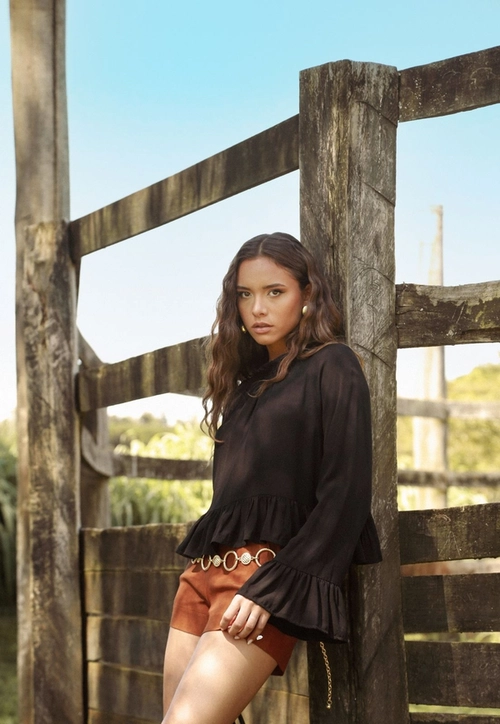 Blusa Bata Em Viscose Manga Longa Com Recortes