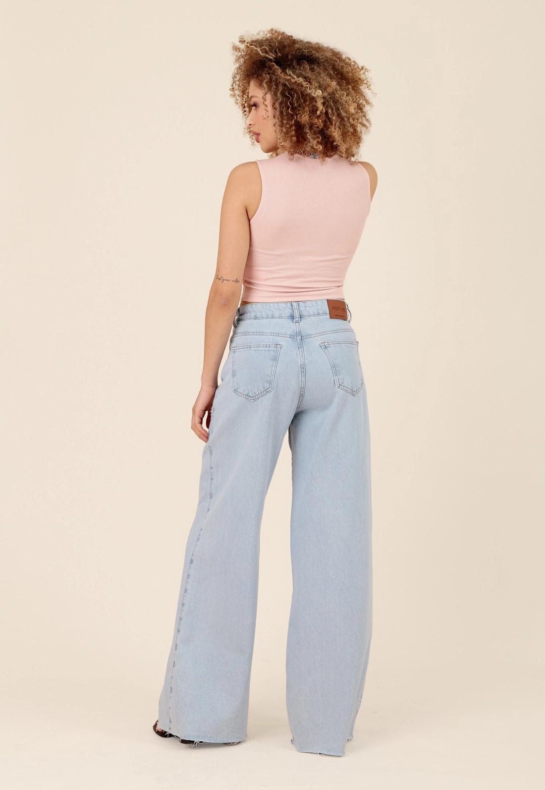 Calça Jeans Pantalona Com Prega
