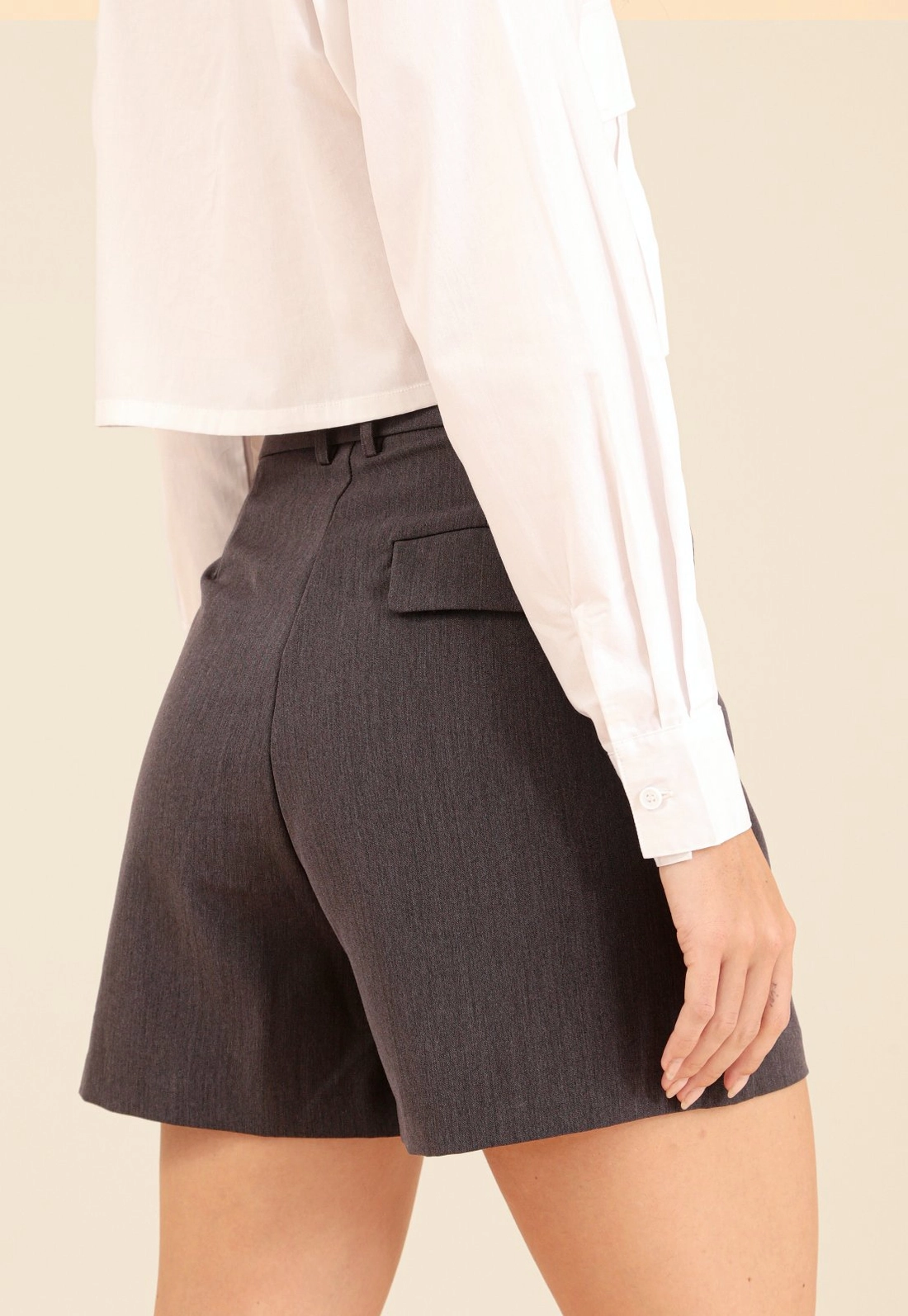 Short Em Alfaiataria Com Pregas E Bolso Faca