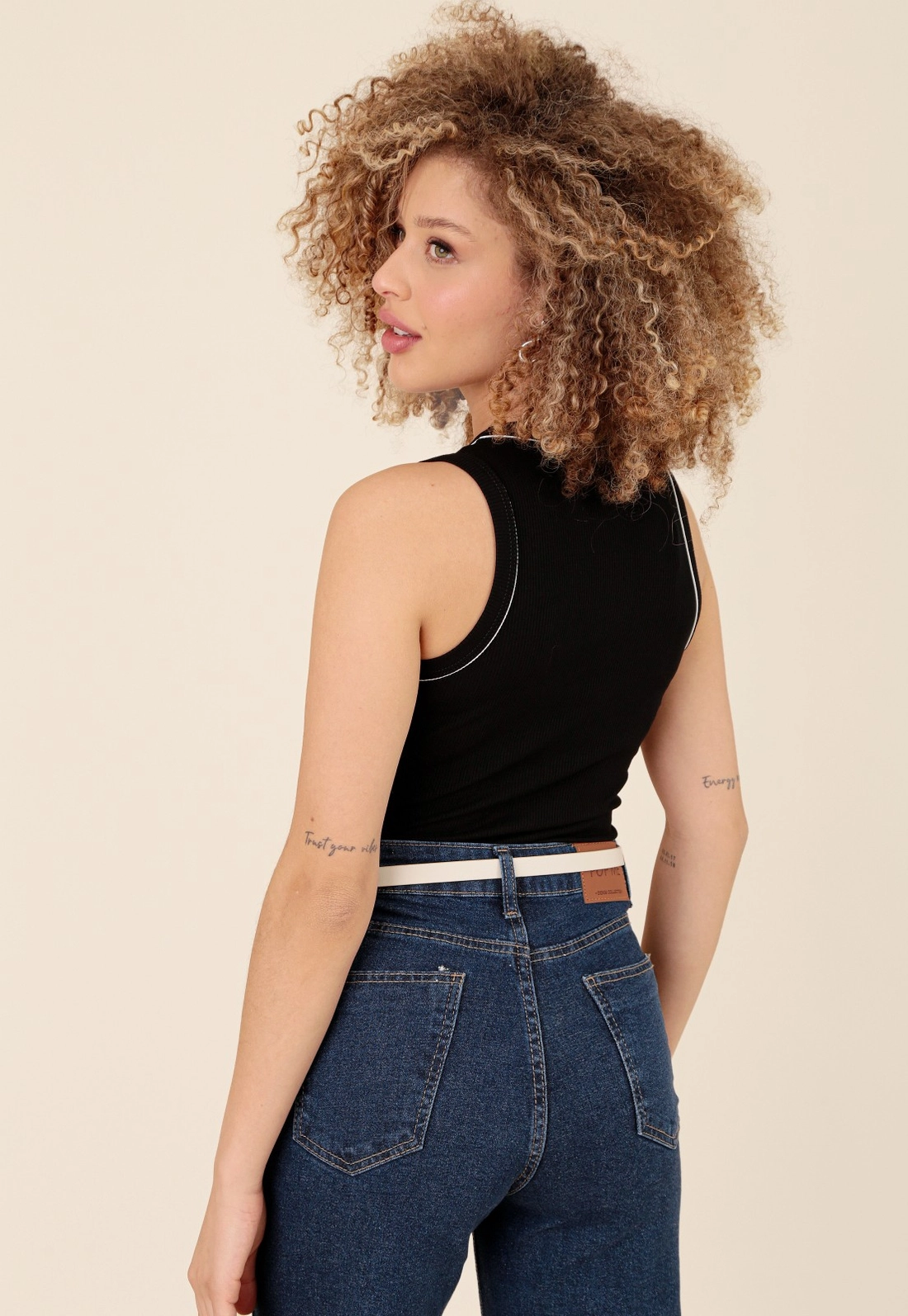 Blusa Regata Em Malha Canelada Com Viés