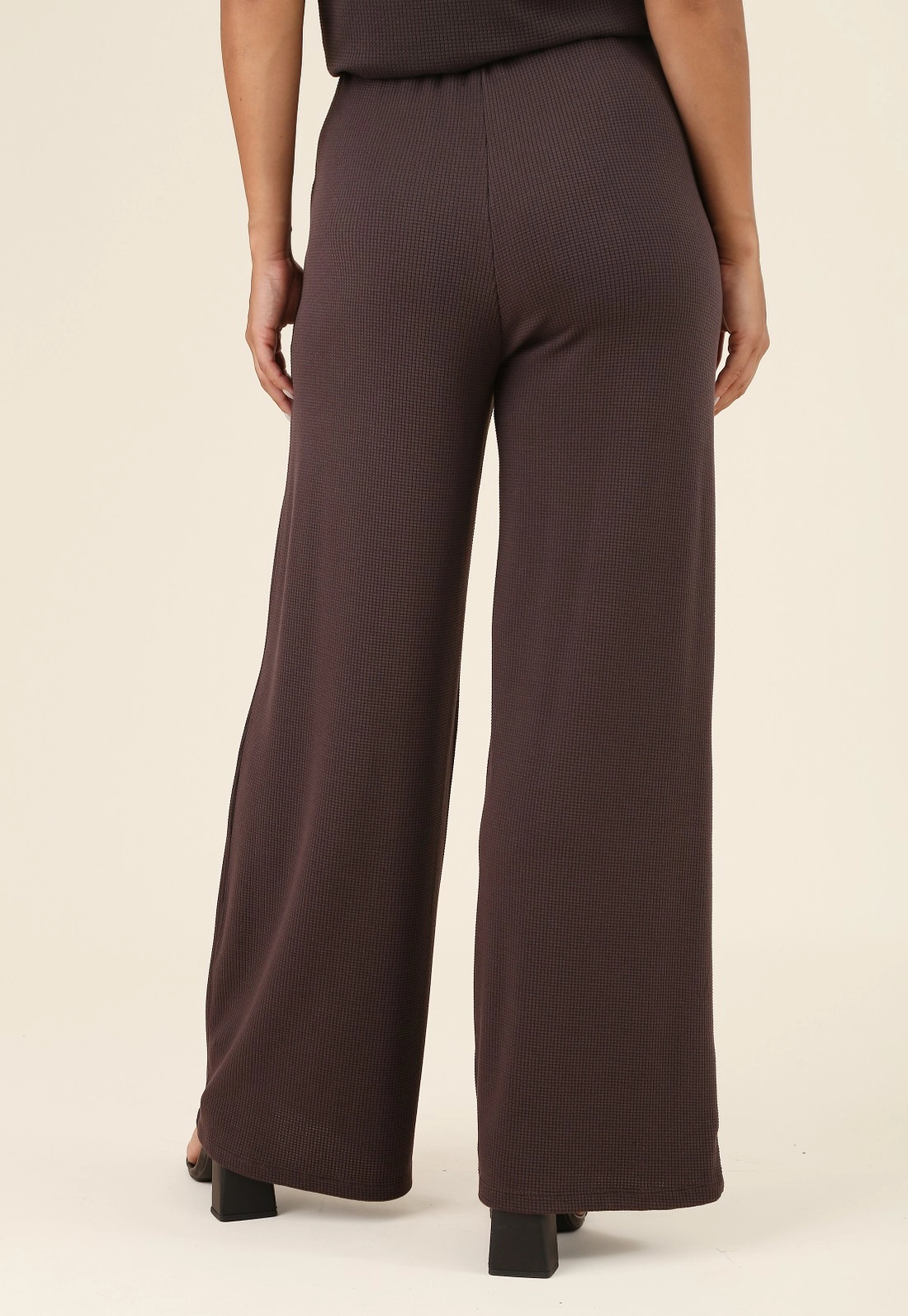 Calça Wide Leg Em Malha Texturizada Com Bolso