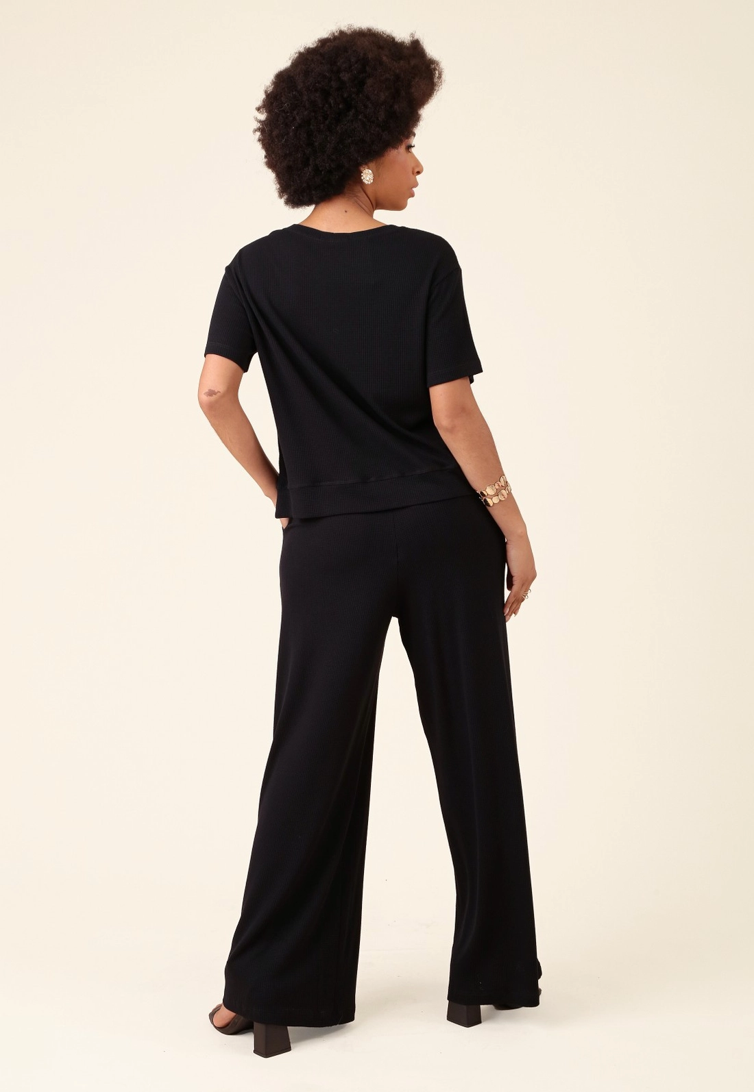 Calça Wide Leg Em Malha Texturizada Com Bolso