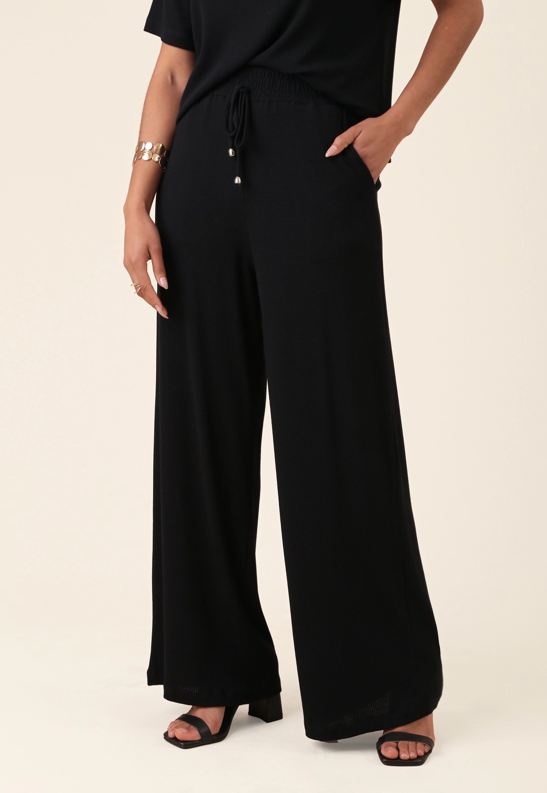 Calça Wide Leg Em Malha Texturizada Com Bolso