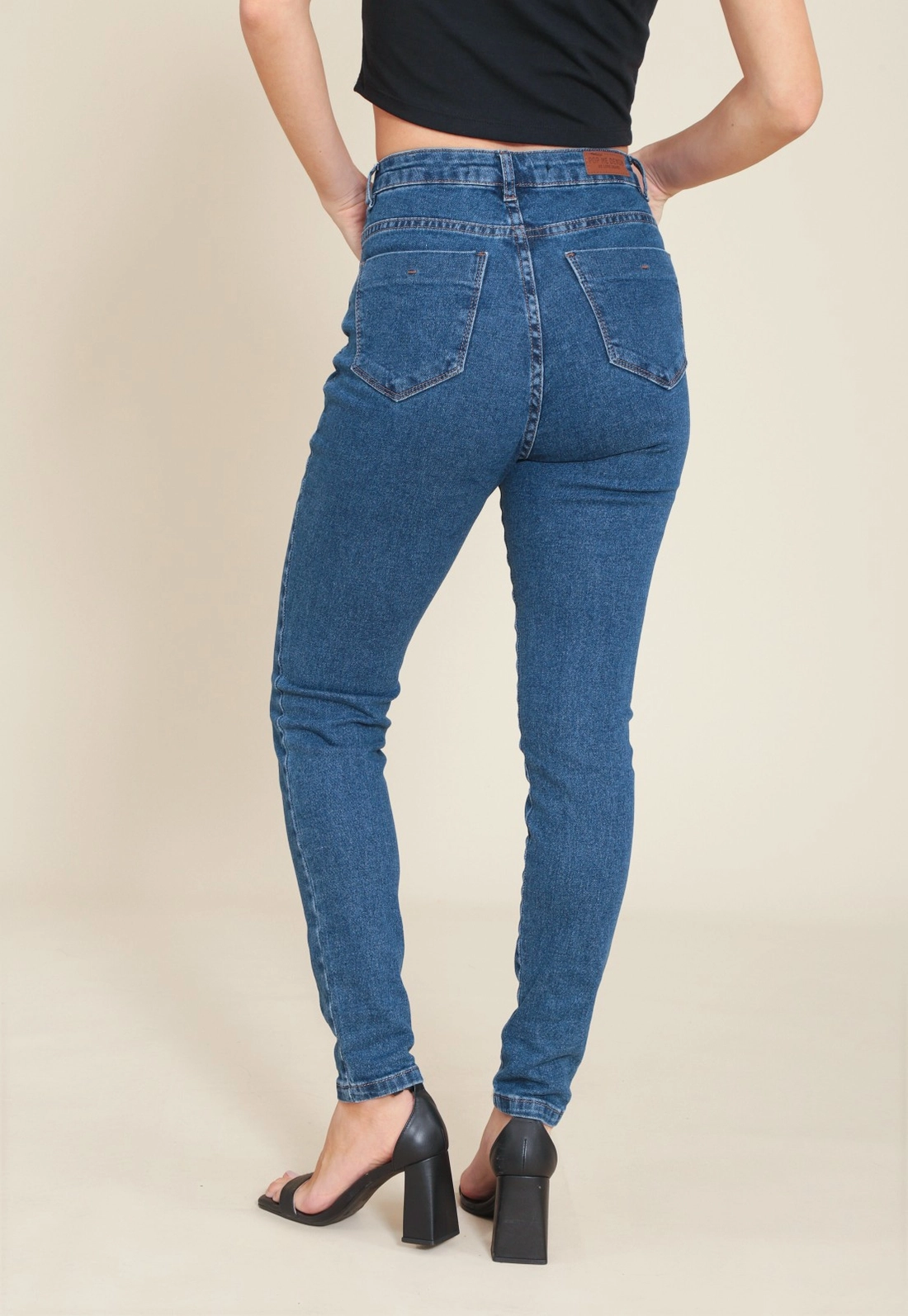 Calça Mom Jeans Com Elastano