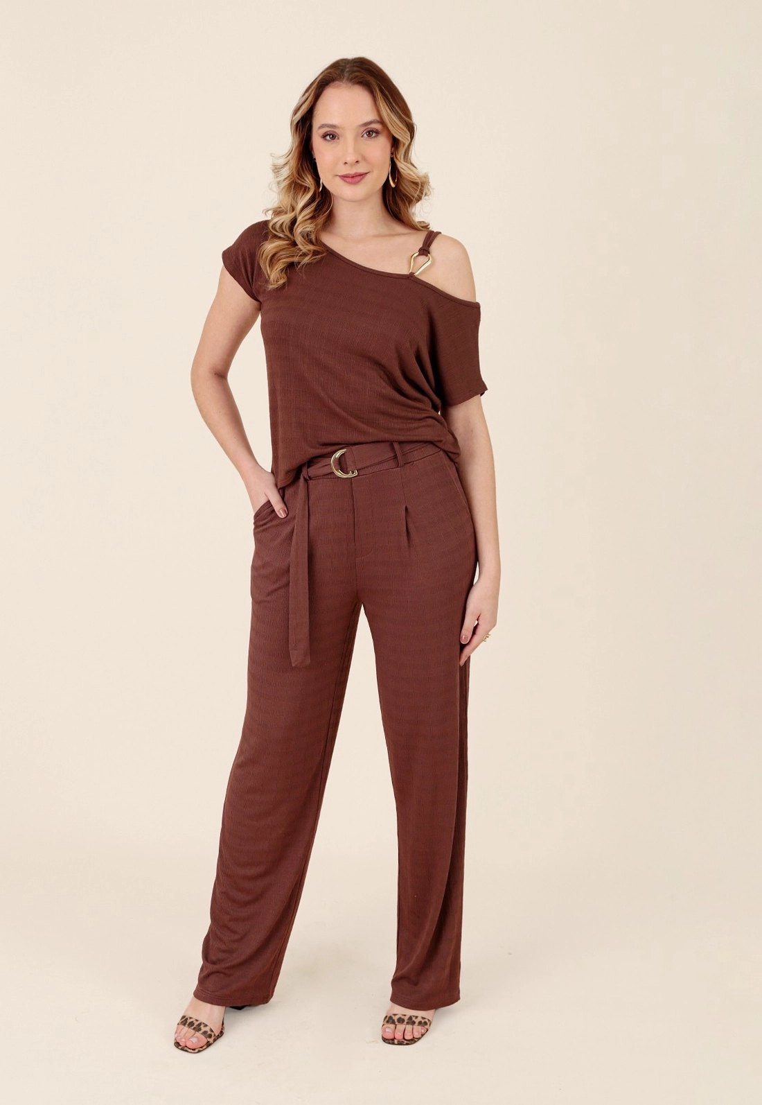Calça Wide Leg Em Malha Texturizada Com Cinto