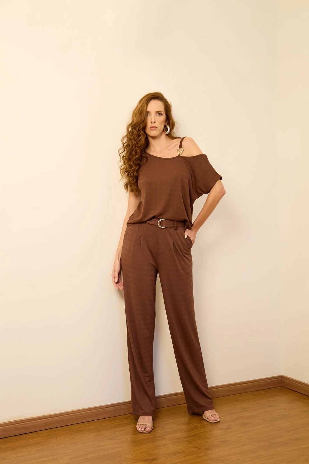 Calça Wide Leg Em Malha Texturizada Com Cinto