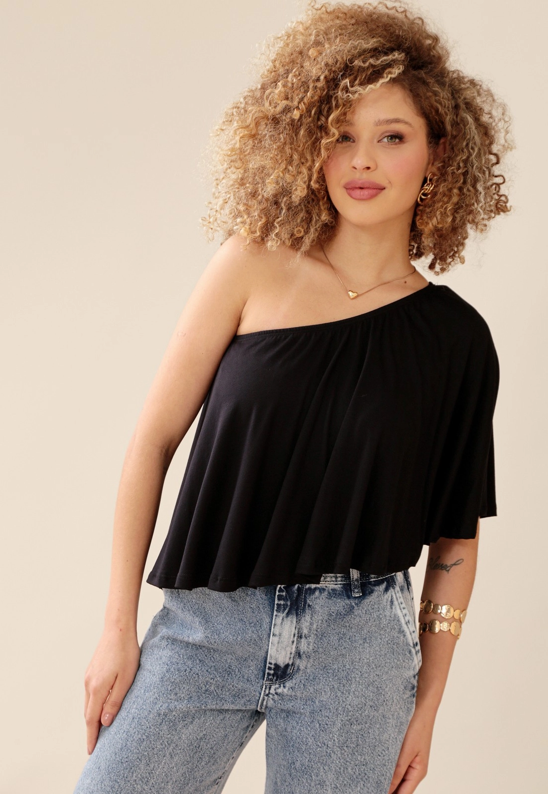 Blusa Ombro Só Com Babados Em Malha Crepe