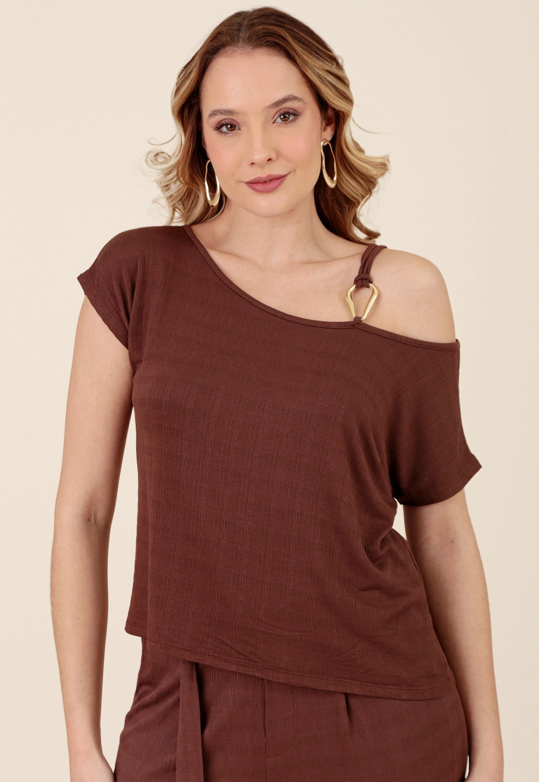 Blusa Em Malha Texturizada Manga Curta Ombro Argola