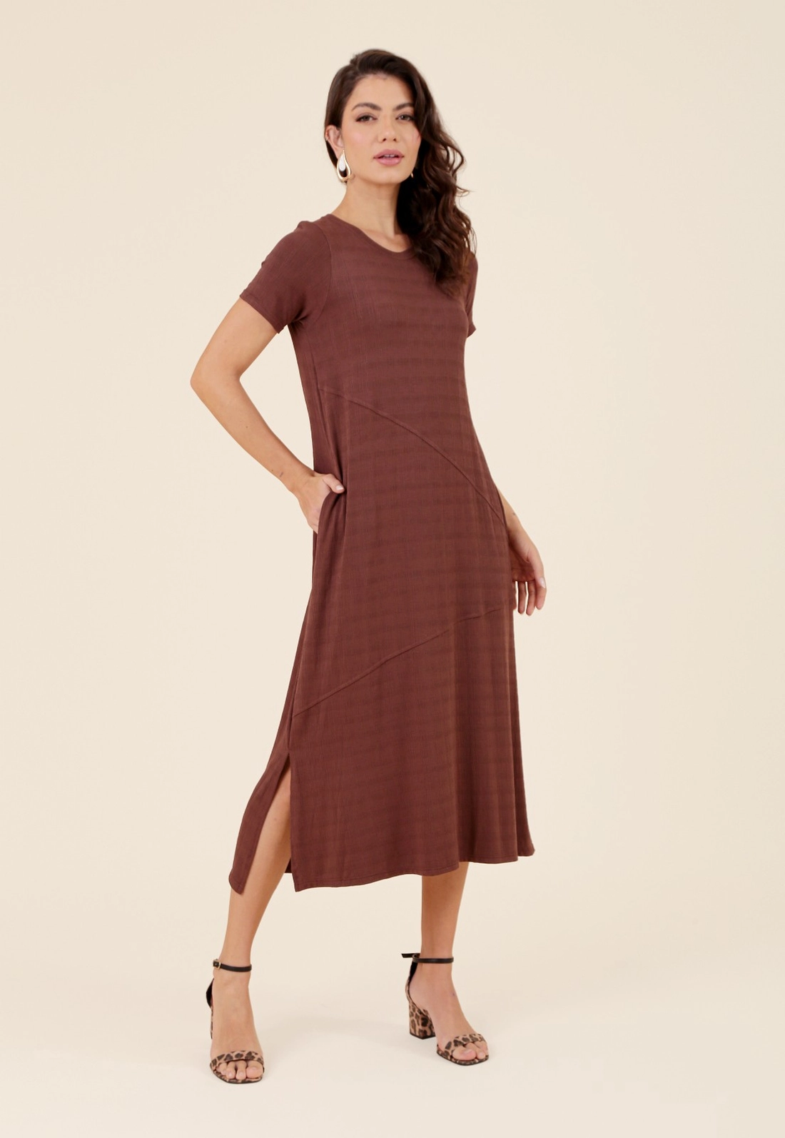 Vestido Midi Em Malha Texturizada Manga Curta