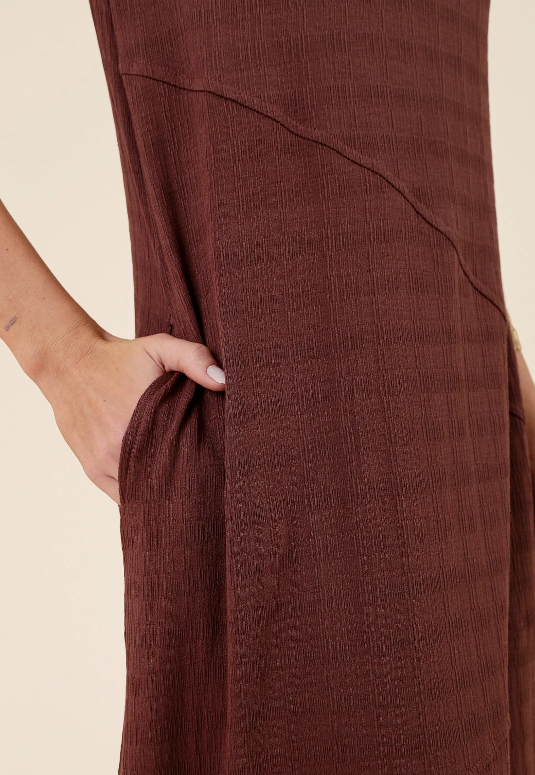 Vestido Midi Em Malha Texturizada Manga Curta