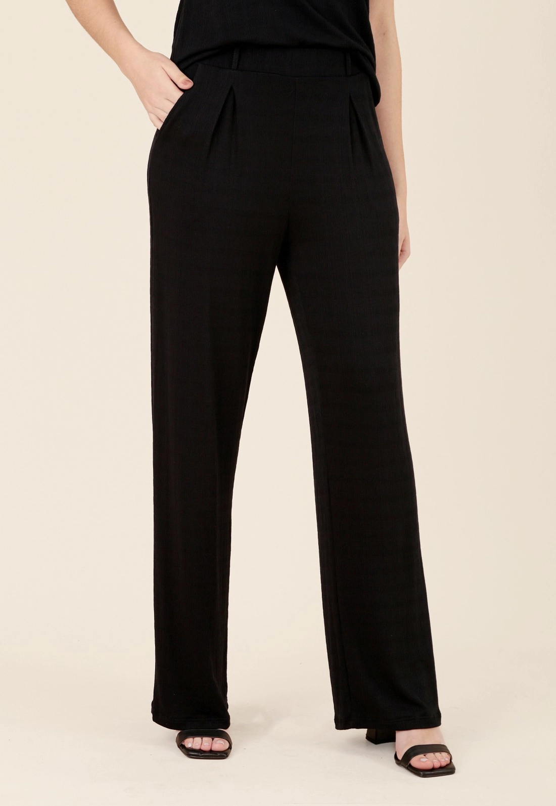 Calça Wide Leg Em Malha Texturizada Com Pregas E Bolso