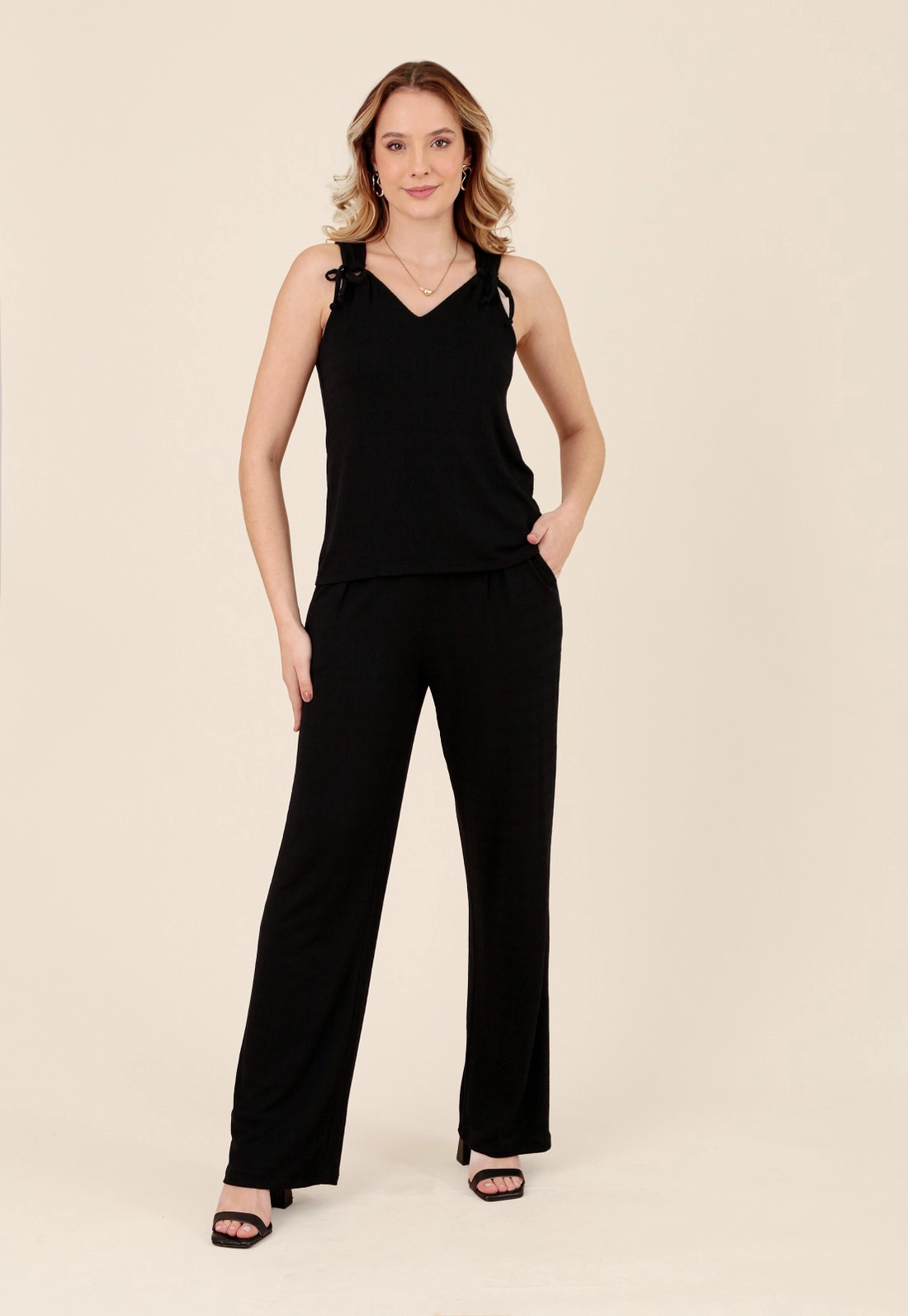 Calça Wide Leg Em Malha Texturizada Com Pregas E Bolso