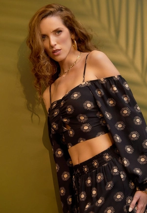 Blusa Cropped Ombro A Ombro Em Viscose Estampada Magia do Sol