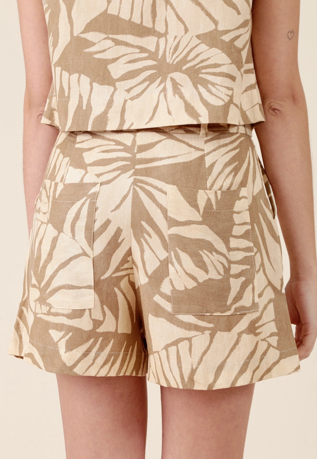 Short Em Linho Bolso Folhagem Neutra