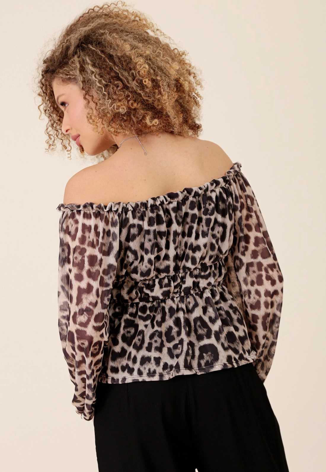 Blusa Em Tule Leopardo Manga 7/8 Ombro A Ombro