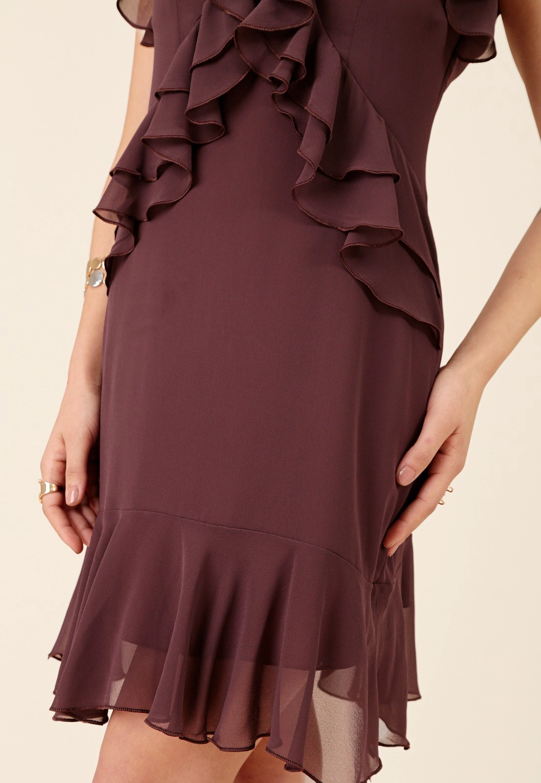 Vestido Curto Em Crepe Com Babados