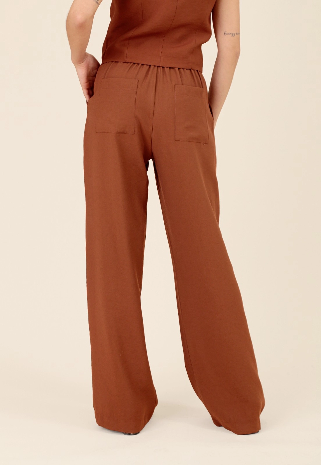 Calça Wide Leg Em Alfaiataria Bolso Faca Elástico Costas