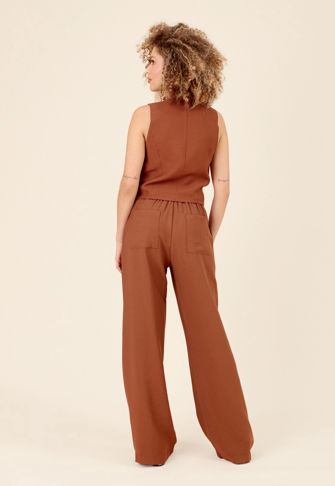 Calça Wide Leg Em Alfaiataria Bolso Faca Elástico Costas