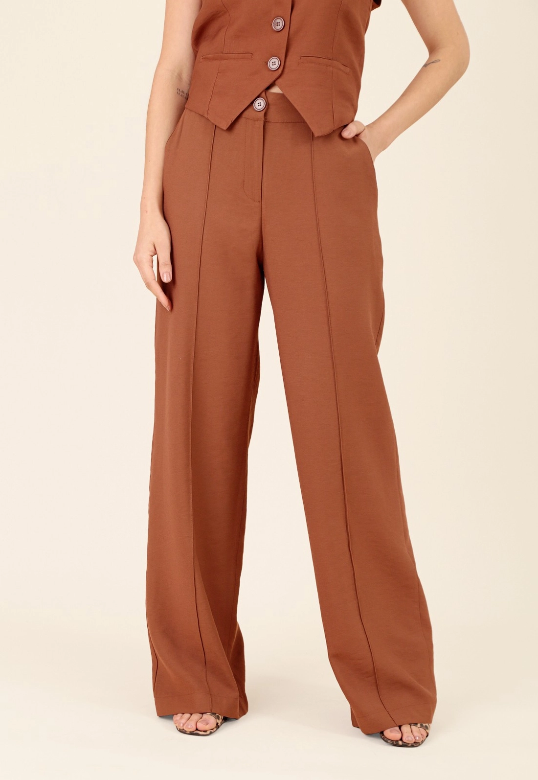 Calça Wide Leg Em Alfaiataria Bolso Faca Elástico Costas