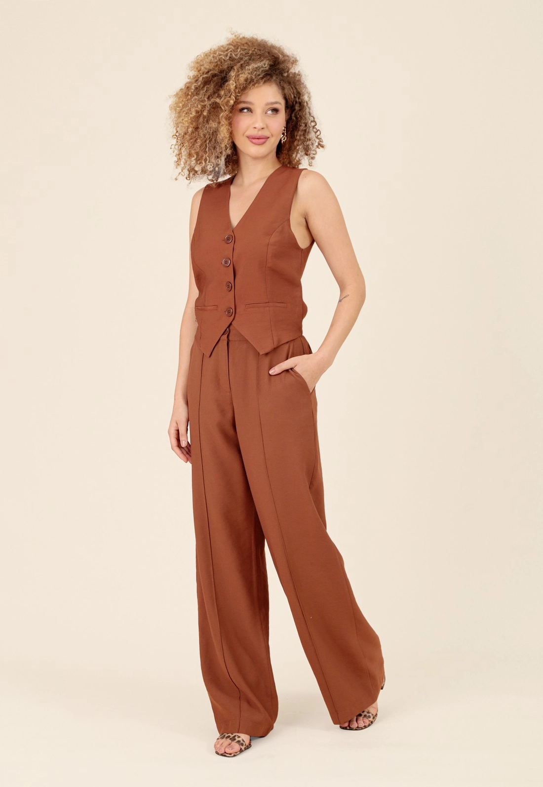 Calça Wide Leg Em Alfaiataria Bolso Faca Elástico Costas