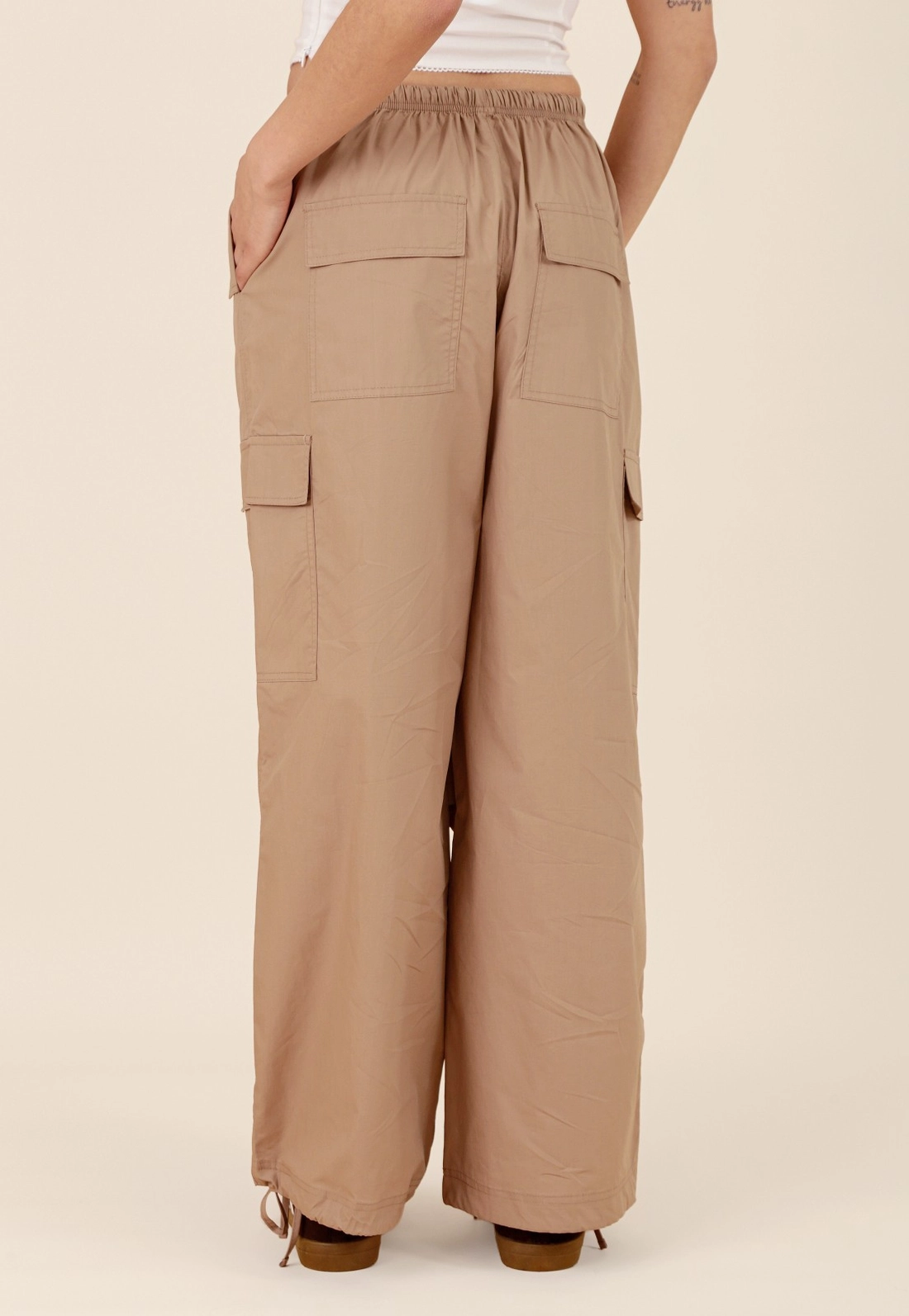 Calça Parachute Bolso Cargo Puxador Barra