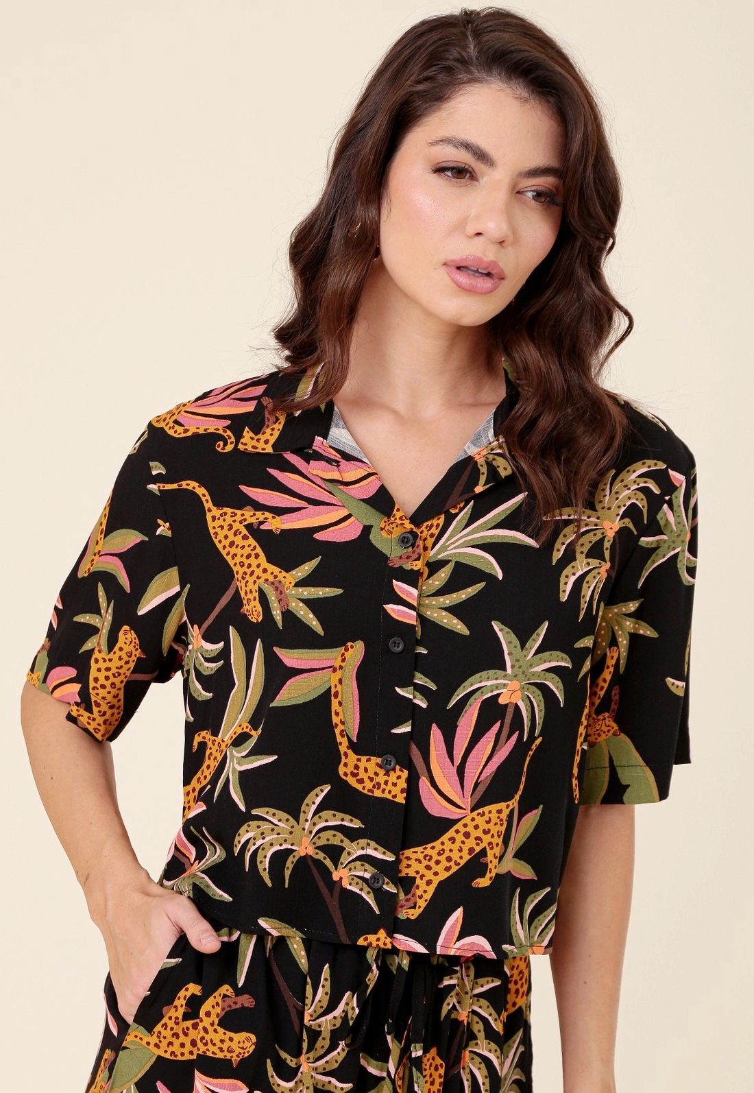 Camisa Cropped Em Viscose Estampada Tropical Manga Curta