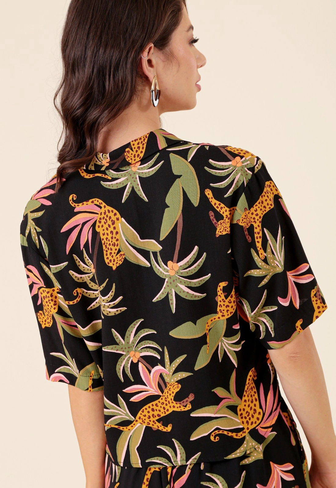 Camisa Cropped Em Viscose Estampada Tropical Manga Curta