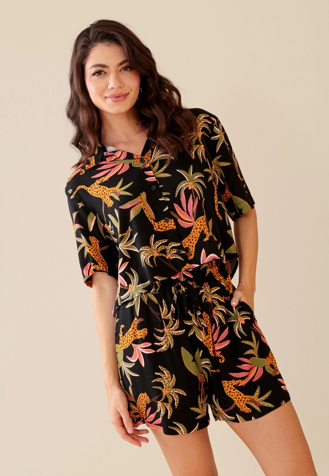 Camisa Cropped Em Viscose Estampada Tropical Manga Curta