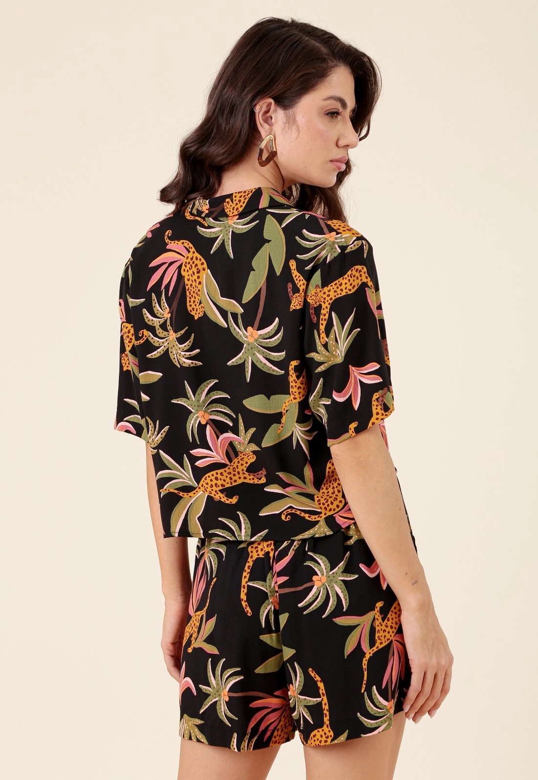 Camisa Cropped Em Viscose Estampada Tropical Manga Curta