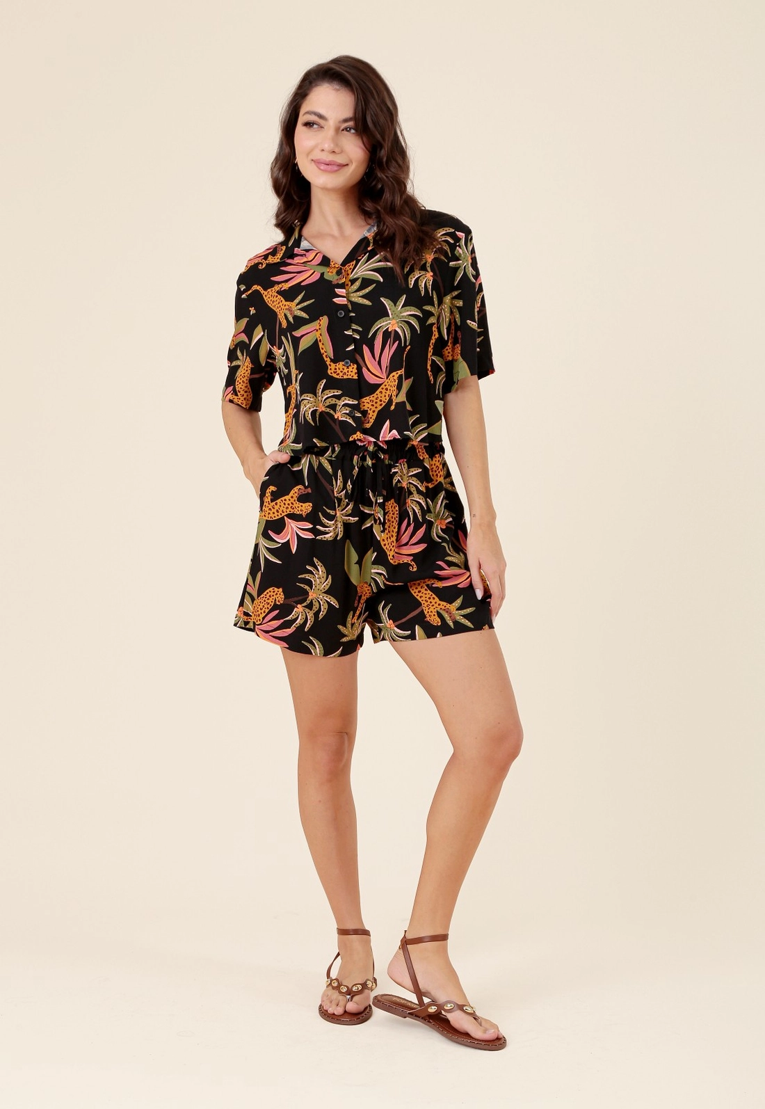 Camisa Cropped Em Viscose Estampada Tropical Manga Curta