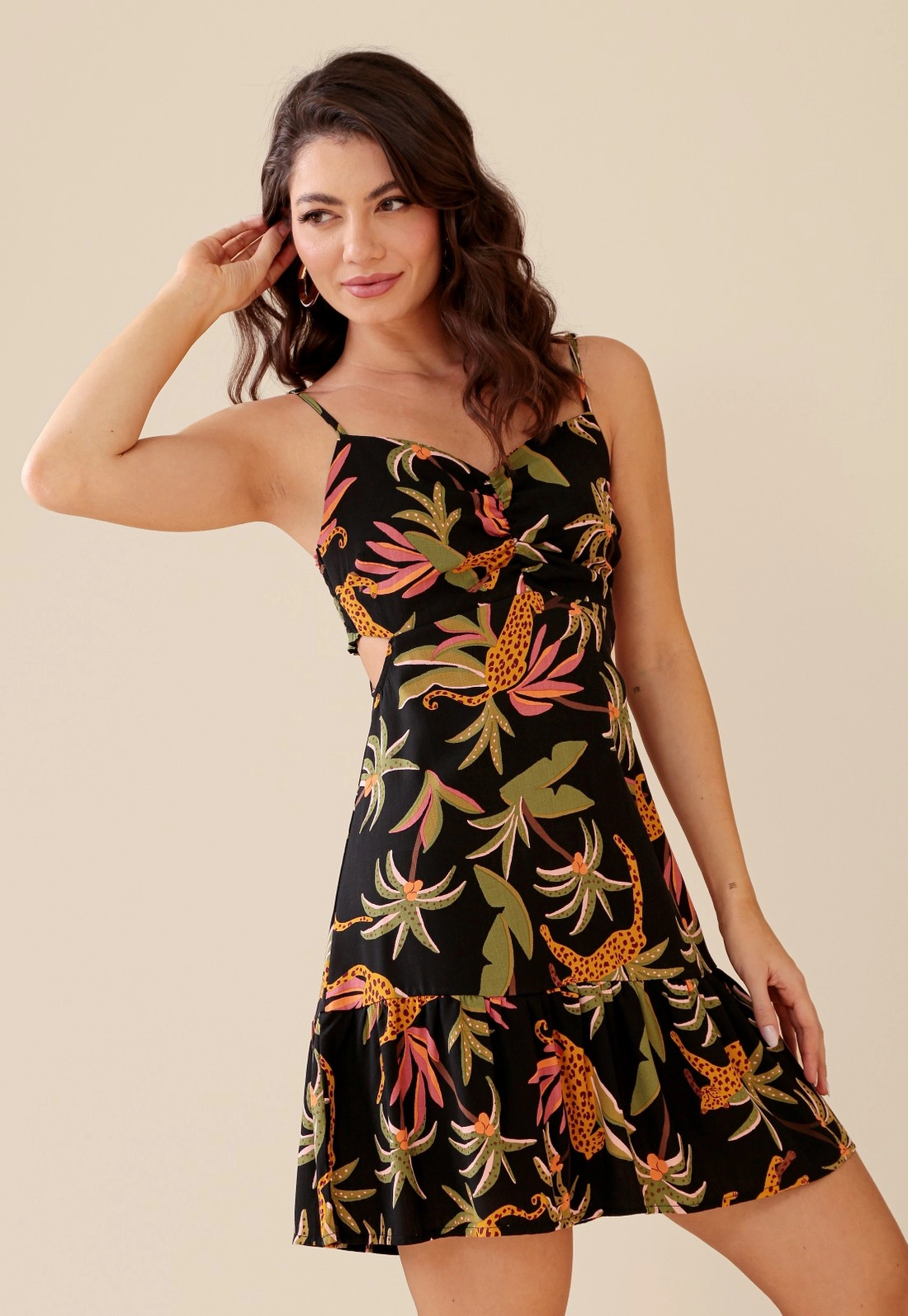 Vestido Curto Em Viscose Estampa Tropical Abertura Lateral