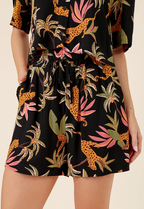 Short Em Viscose Estampada Tropical Bolso Faca