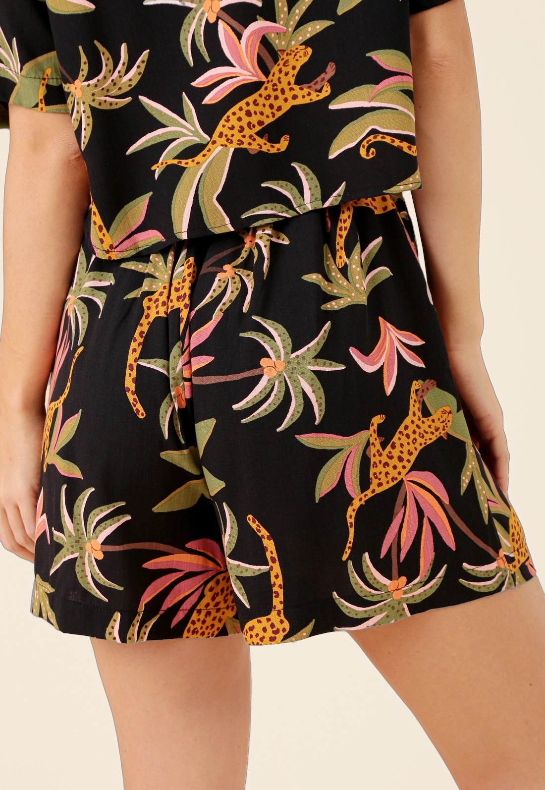 Short Em Viscose Estampada Tropical Bolso Faca