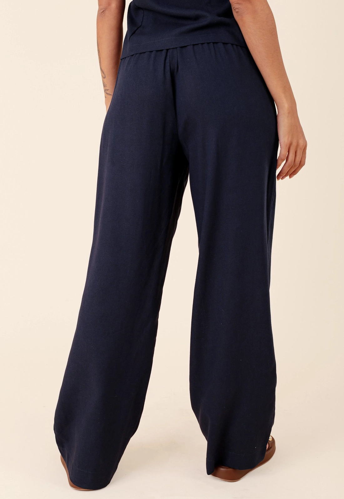 Calça Wide Leg Em Linho Bolso Faca Pregas