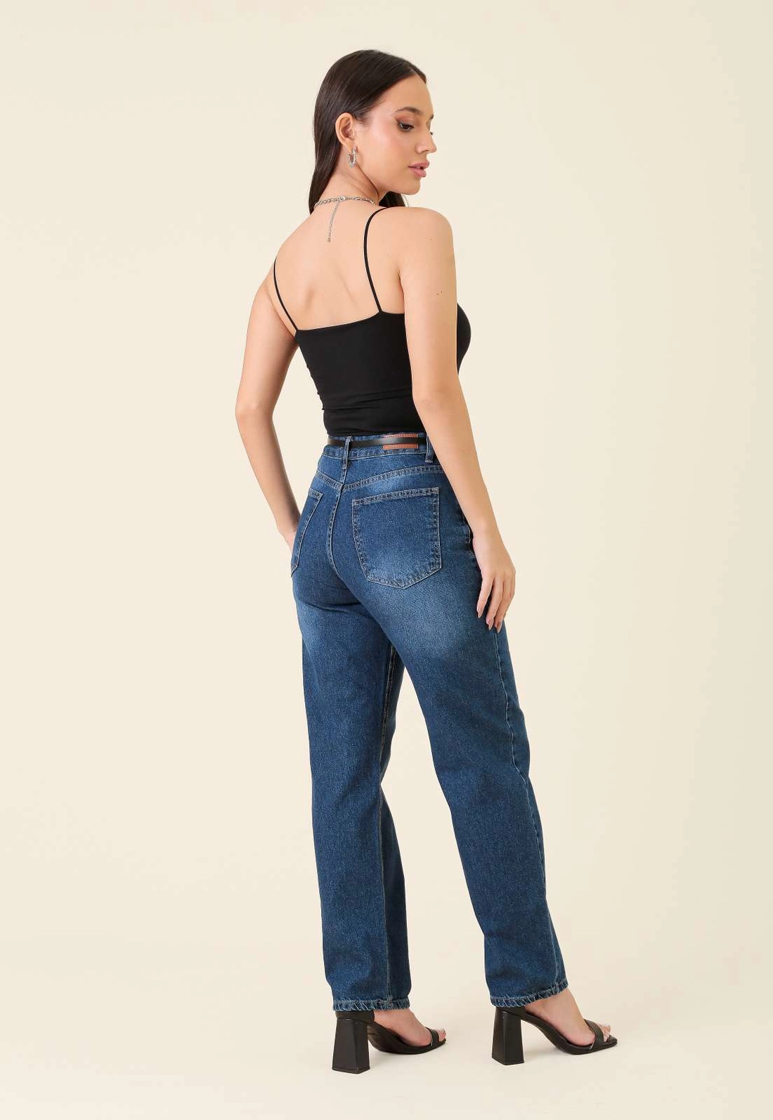 Calça Mom Jeans Com Cinto Azul Escuro