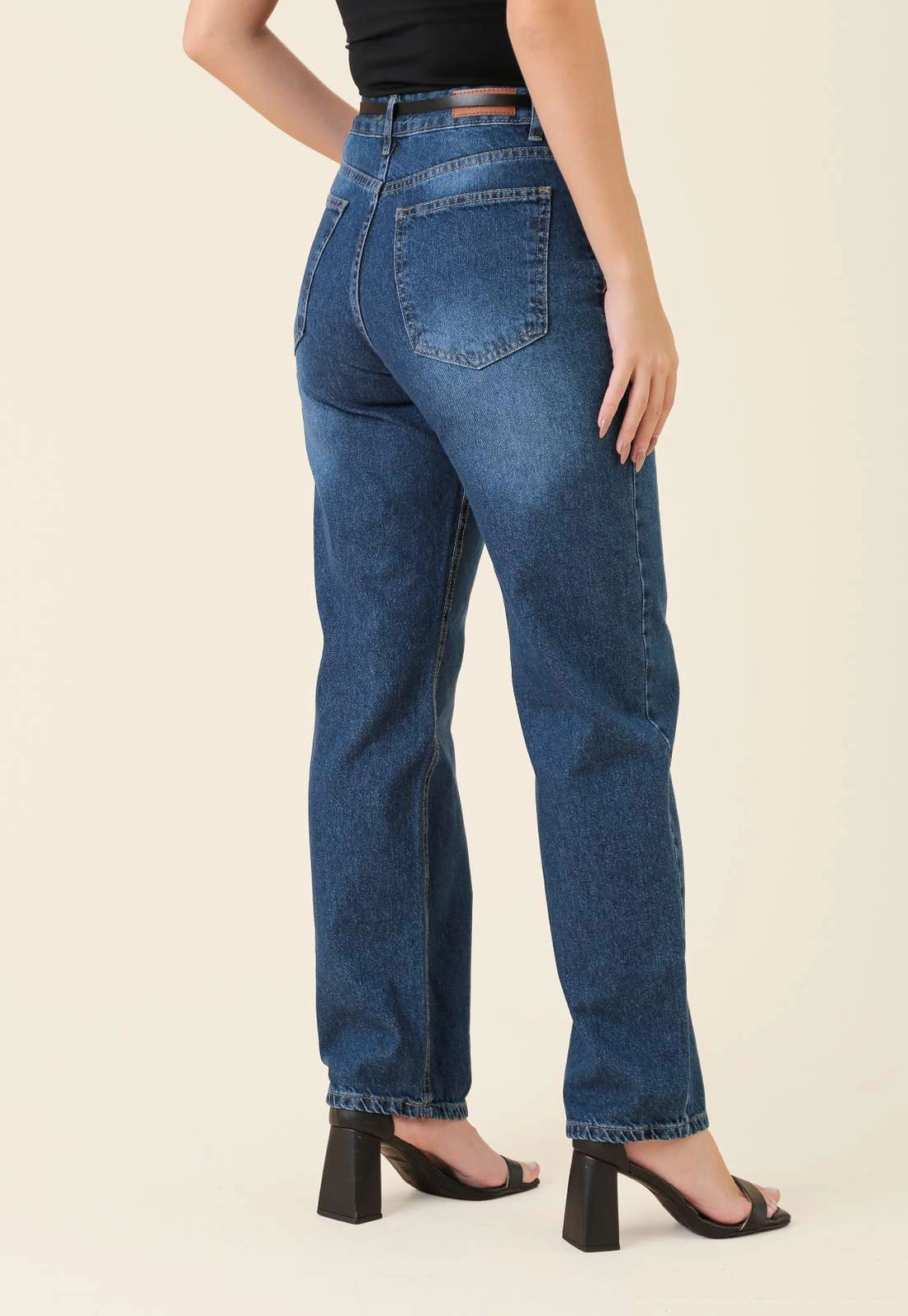 Calça Mom Jeans Com Cinto Azul Escuro