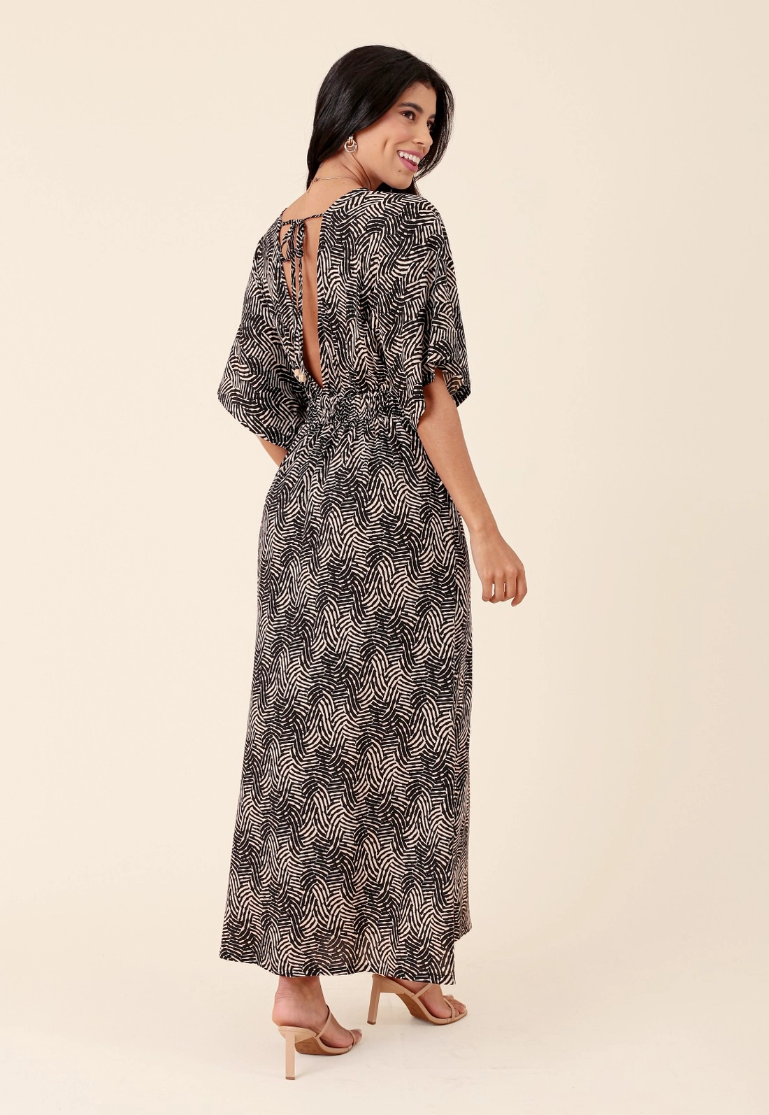Vestido Midi Em Viscose Manga Evasê Estampa Bicolor