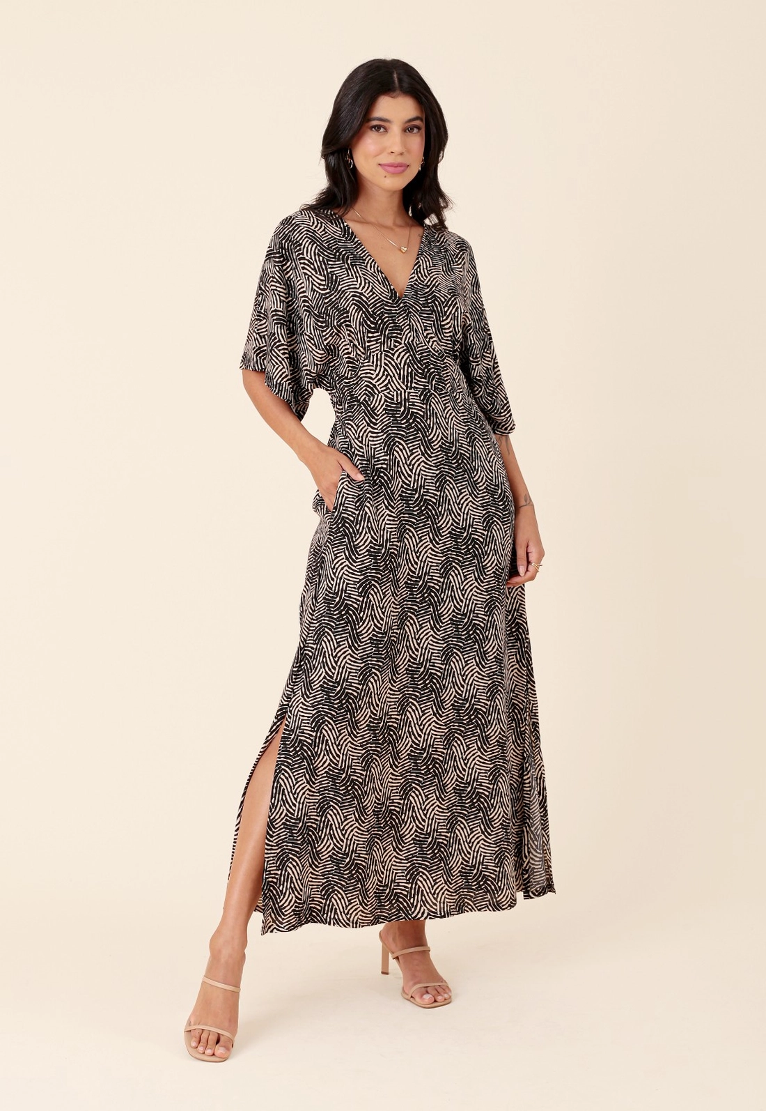 Vestido Midi Em Viscose Manga Evasê Estampa Bicolor