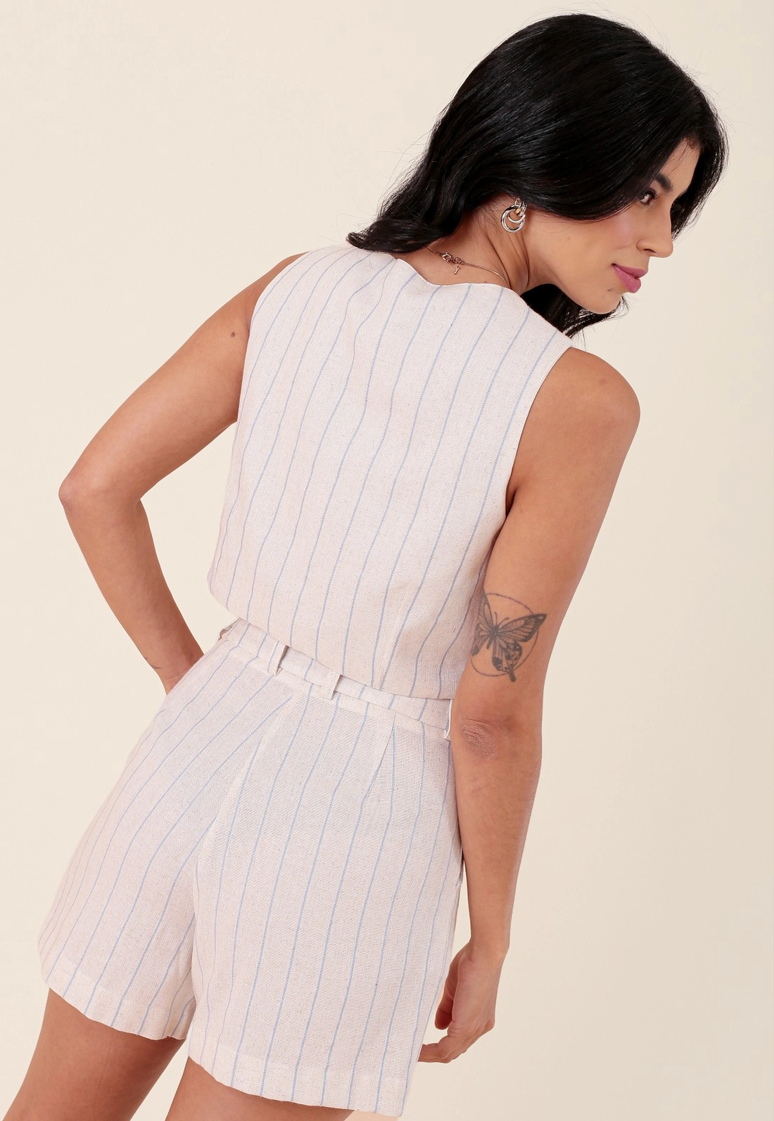 Short Em Linho Listrado Com Pregas E Bolso Faca