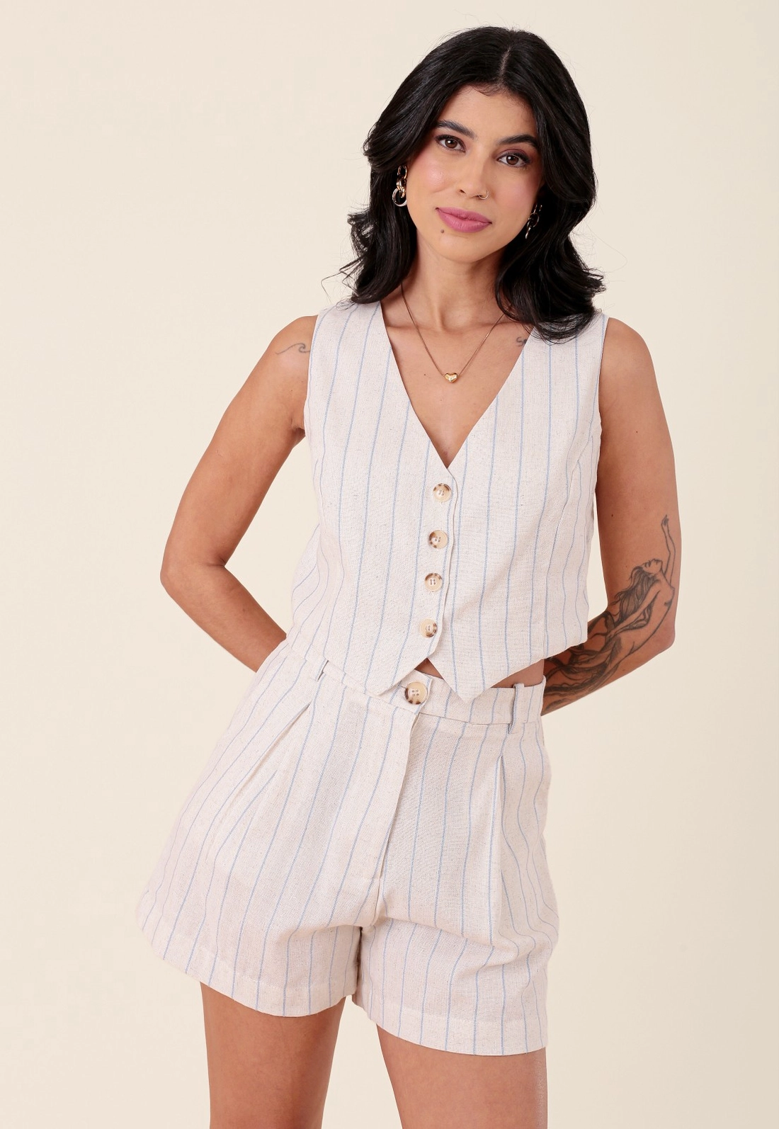 Short Em Linho Listrado Com Pregas E Bolso Faca