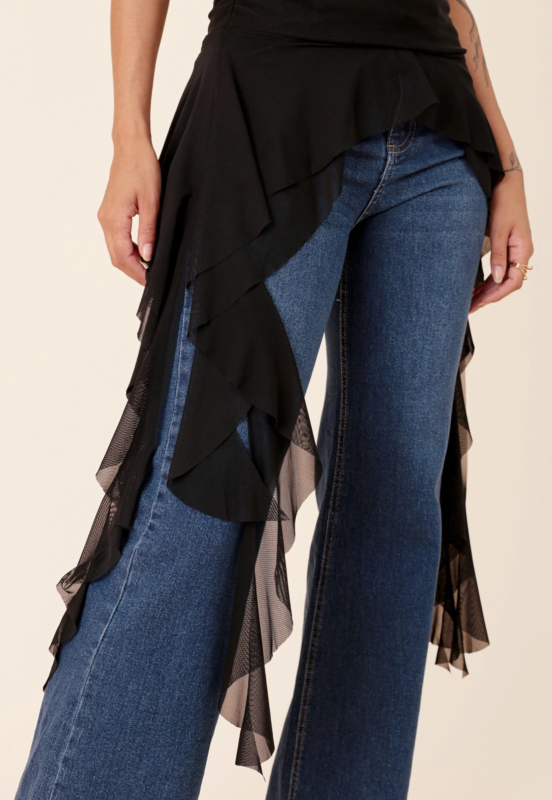 Blusa Em Tule Decote Reto Com Babados Assimétrico