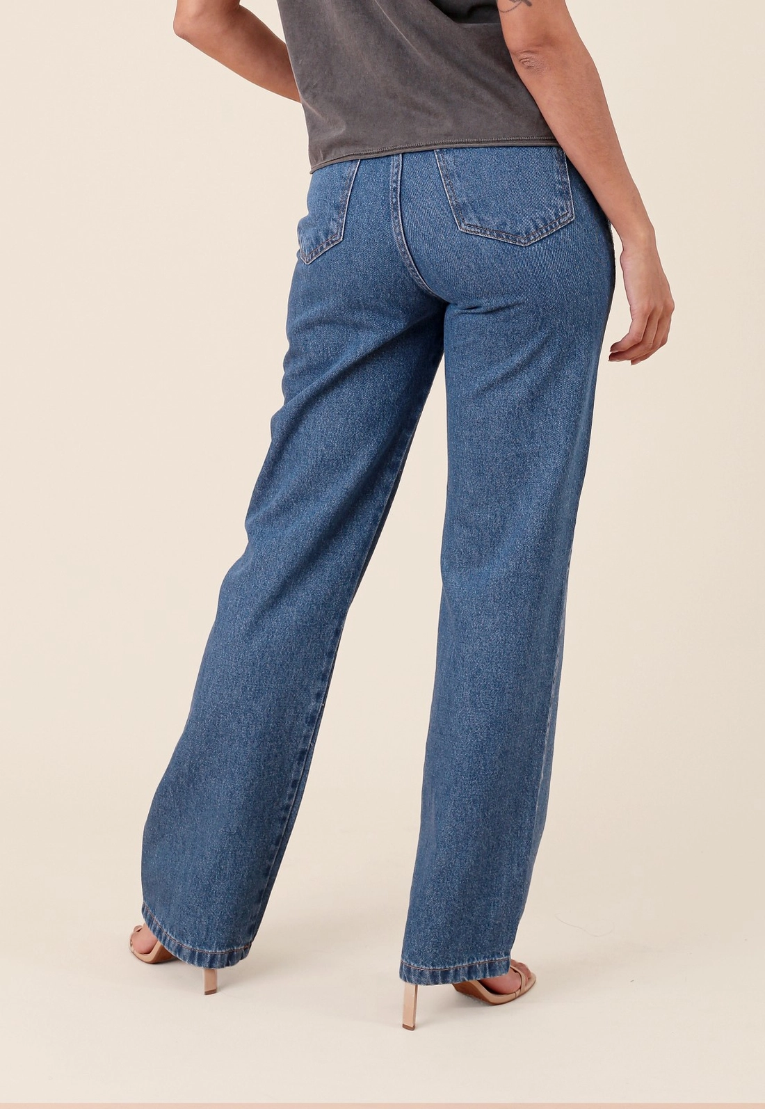 Calça Jeans Reta Com Strass Frontal
