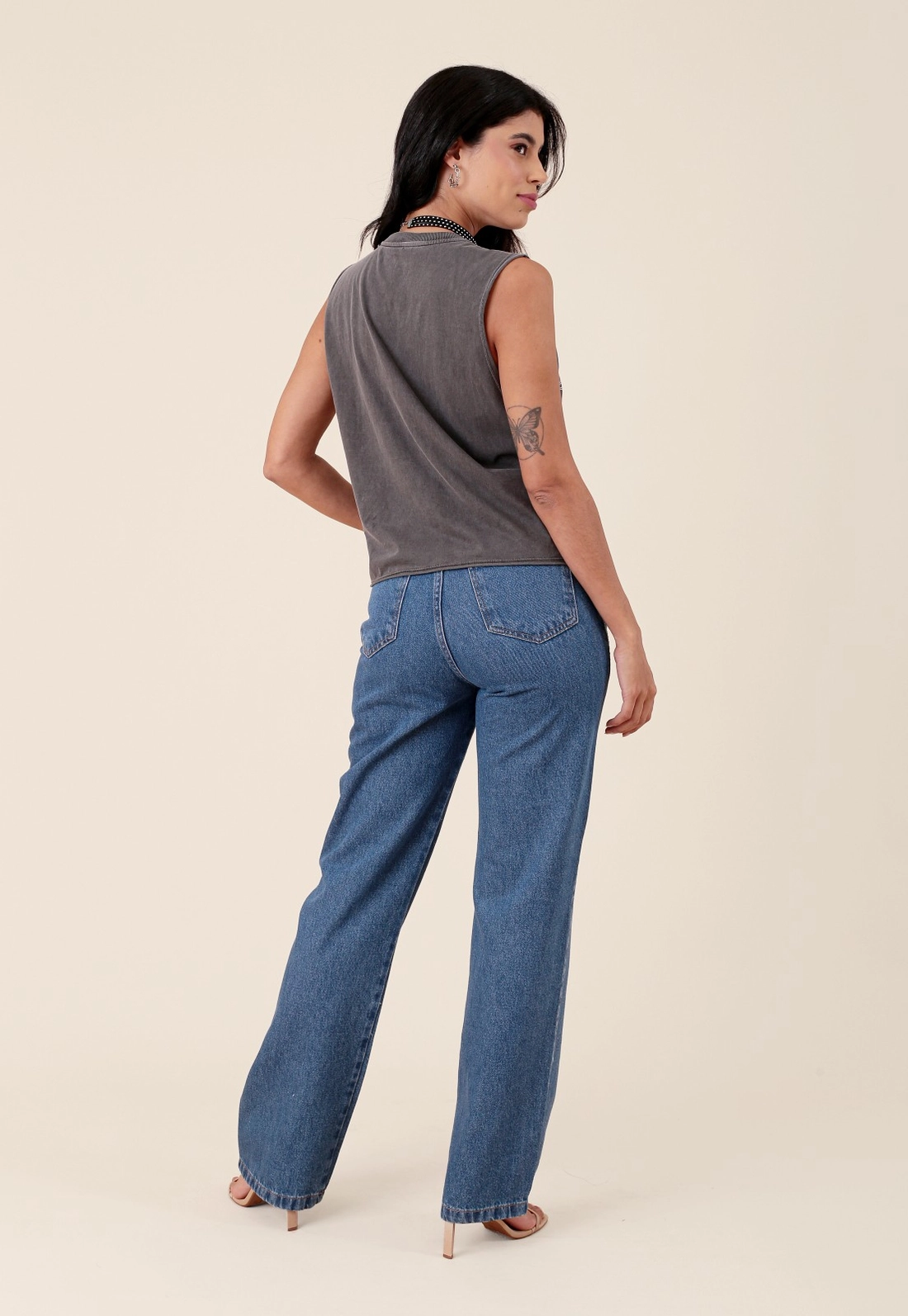 Calça Jeans Reta Com Strass Frontal