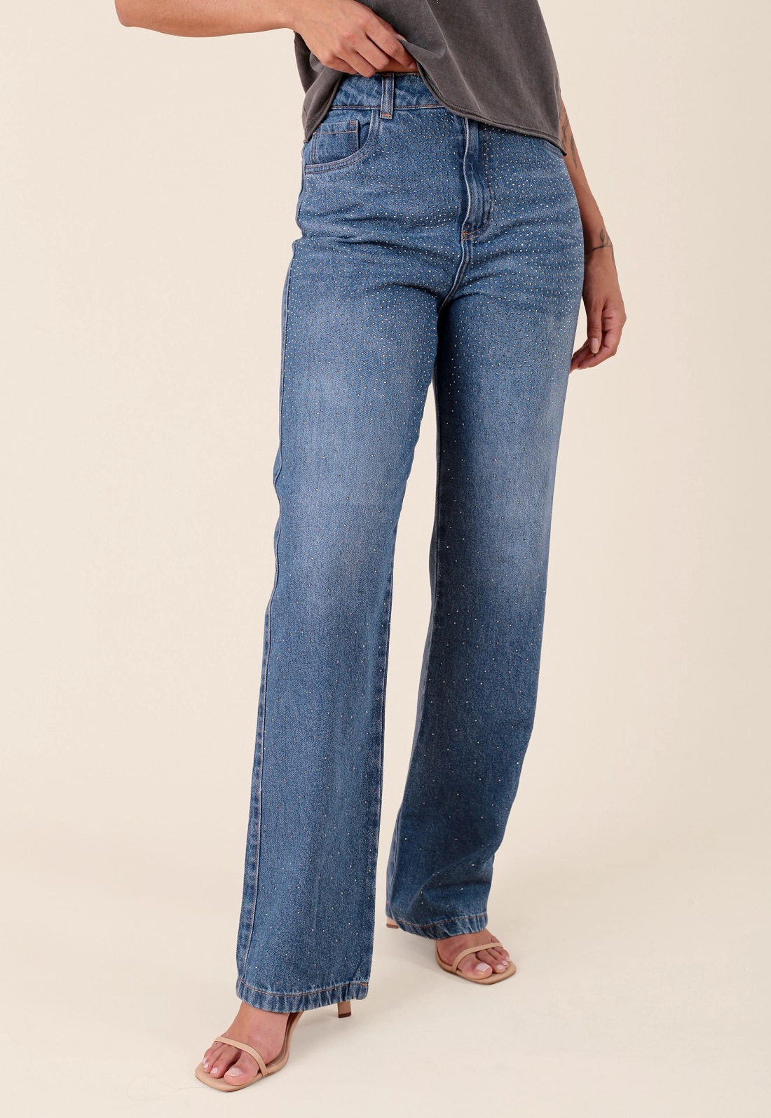 Calça Jeans Reta Com Strass Frontal