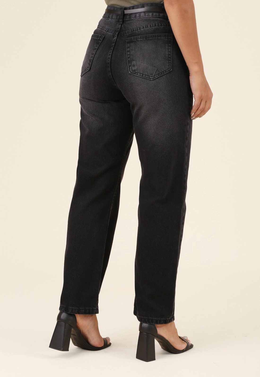 Calça Mom Jeans Com Cinto Preto