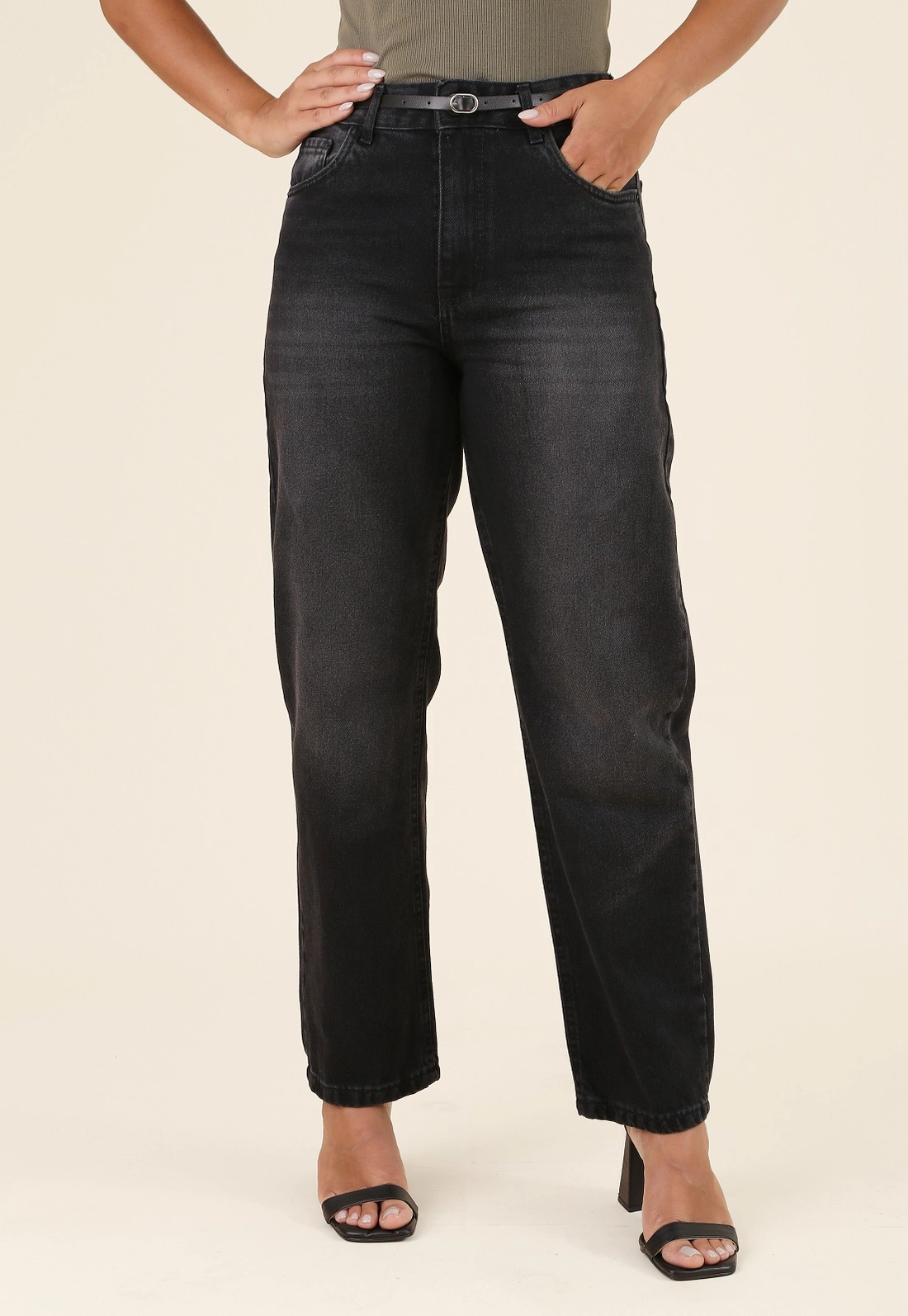 Calça Mom Jeans Com Cinto Preto
