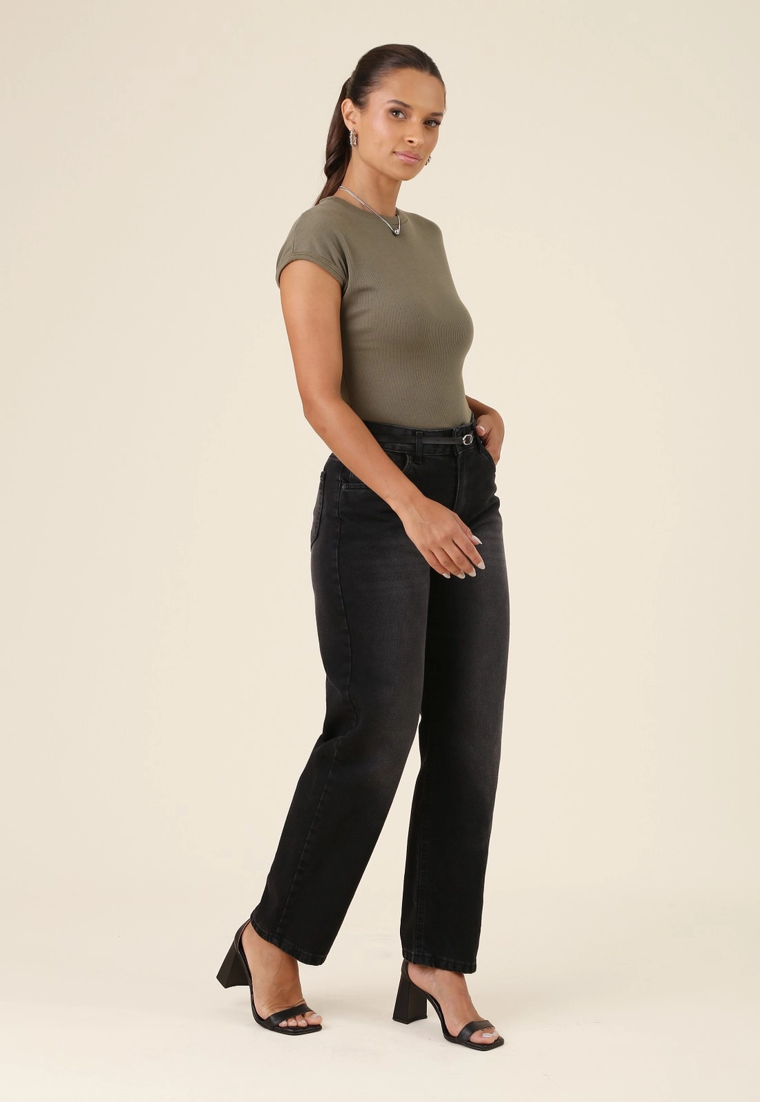 Calça Mom Jeans Com Cinto Preto