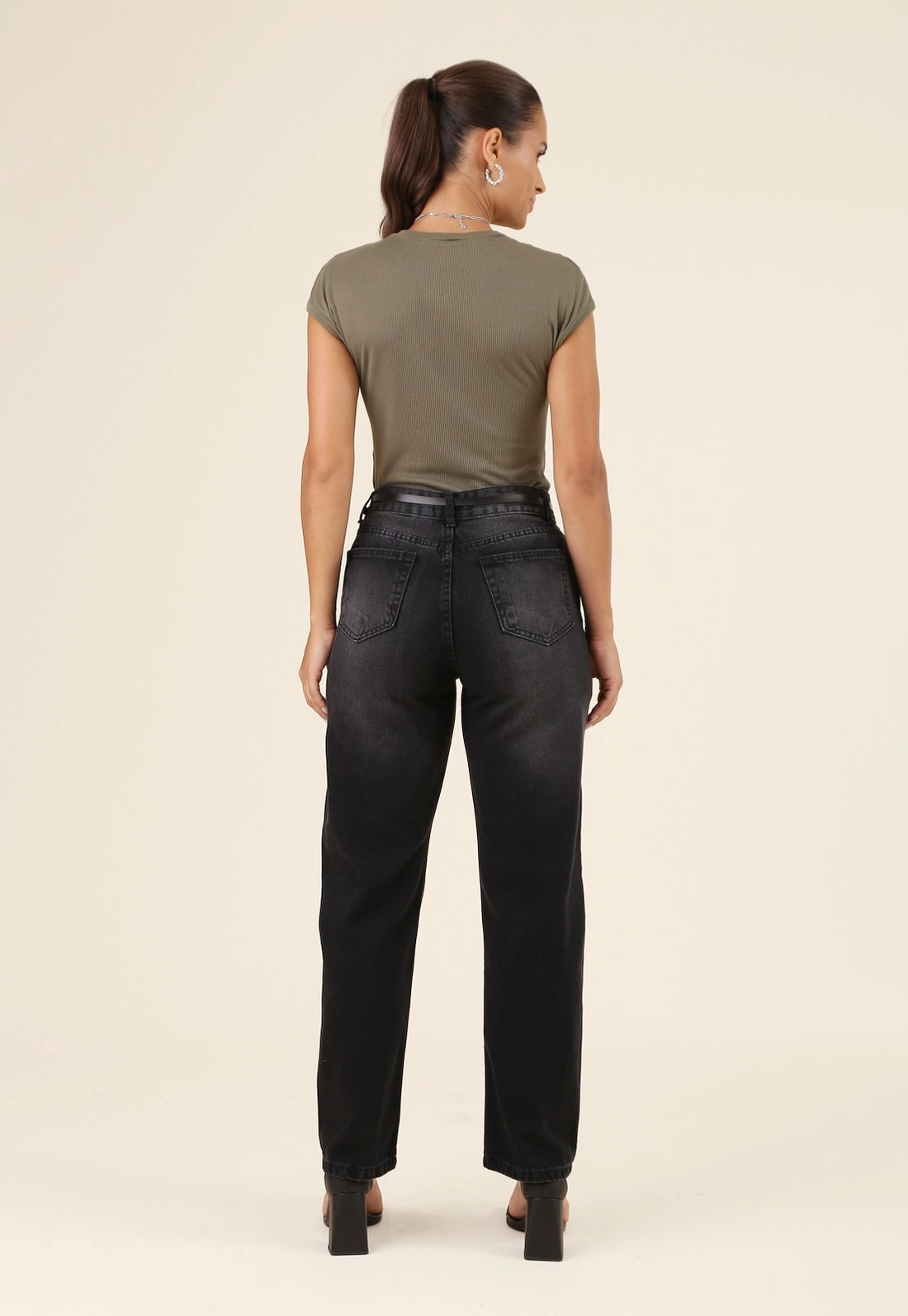 Calça Mom Jeans Com Cinto Preto